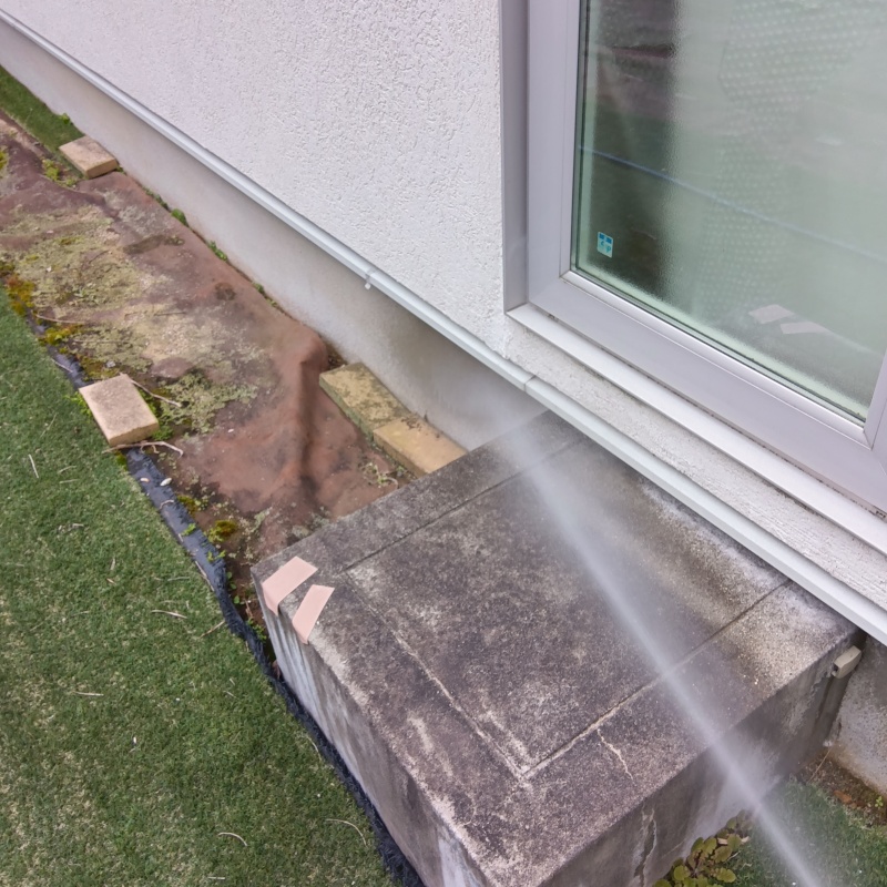 屋外の地面に防蟻剤を散布