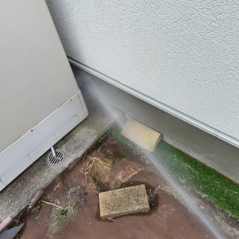 屋外の地面に防蟻剤を散布