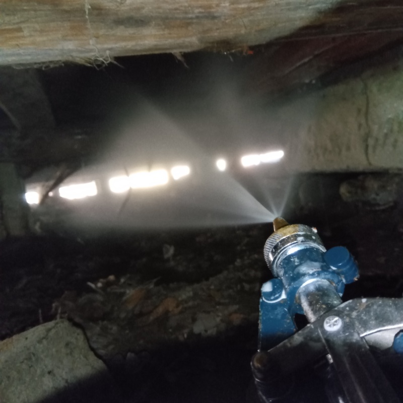 床下の木材にシロアリ駆除剤を散布