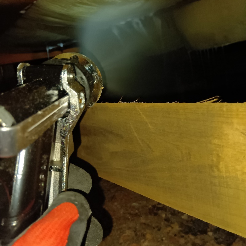 床下の木材に防蟻剤を散布