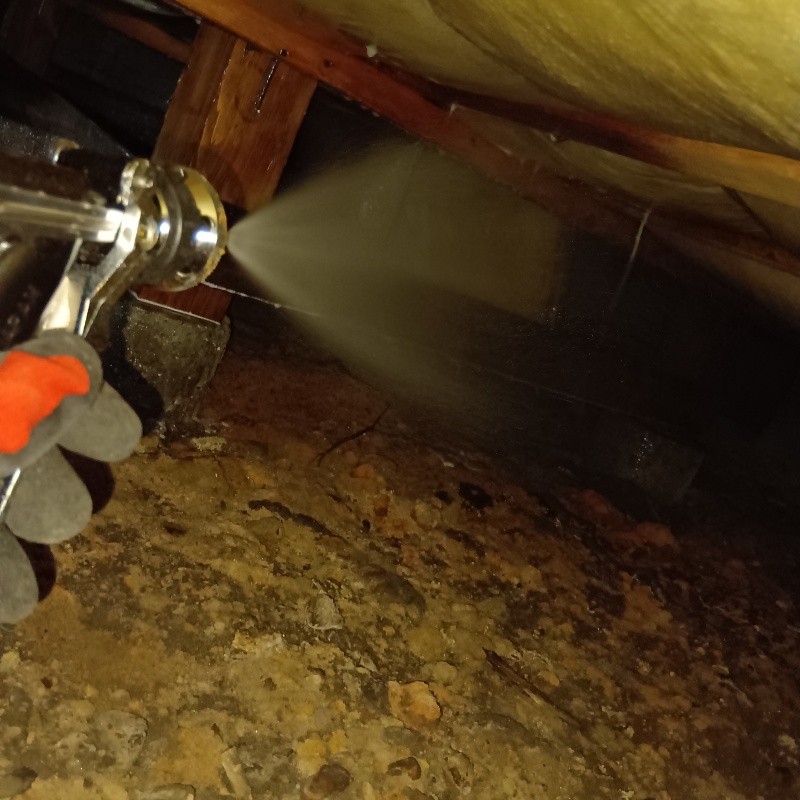 床下の木材に防蟻剤を散布