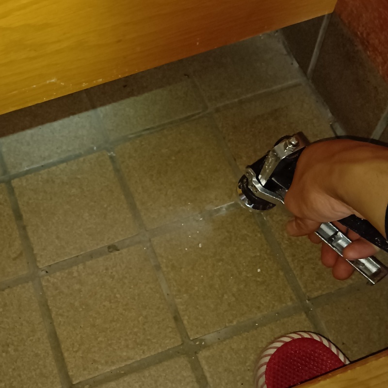 床に防蟻剤を注入