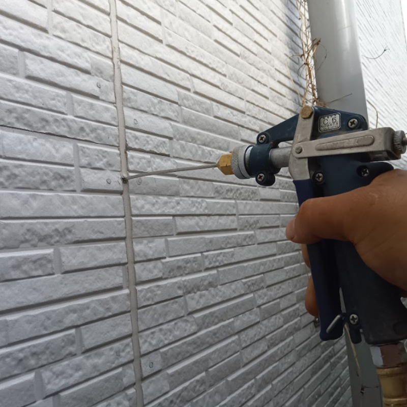 外壁に穴を開けてシロアリ駆除剤を注入