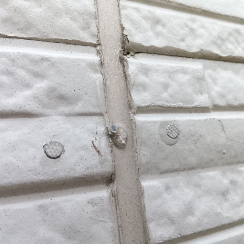 開けた穴をパテで補修