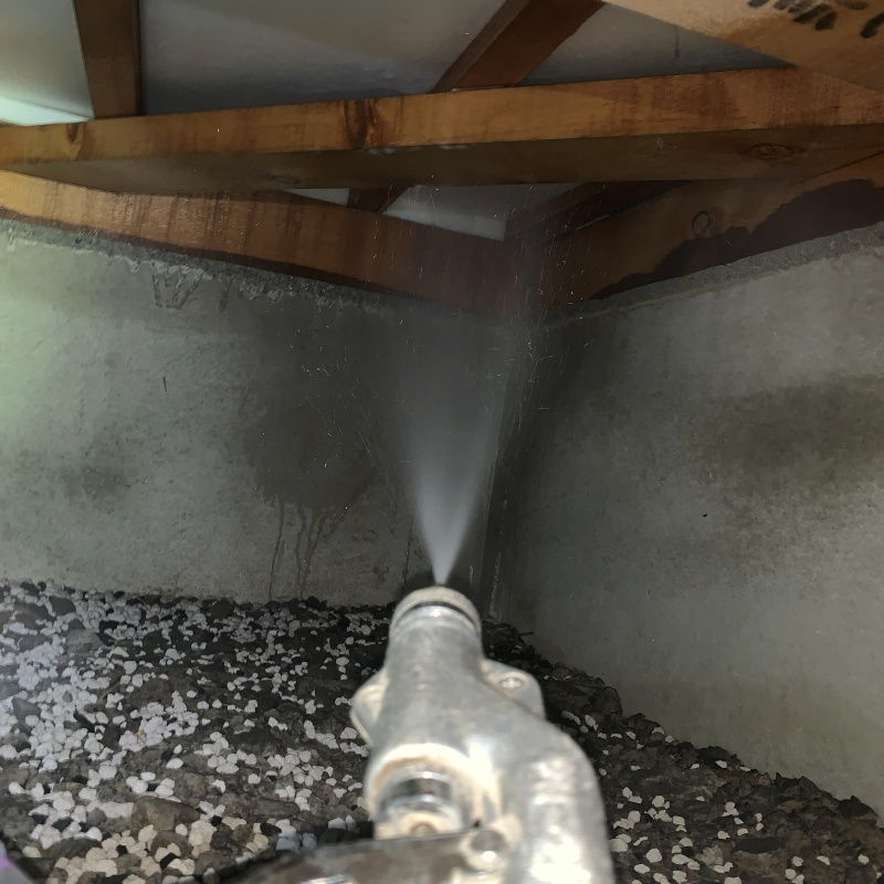 床下の木材にシロアリ駆除剤を散布