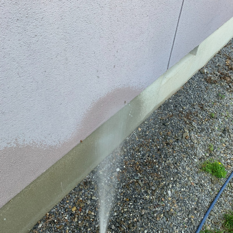 建物の外周にシロアリ駆除剤を散布