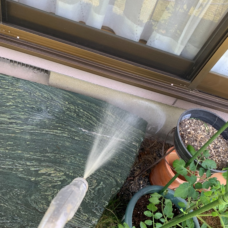 建物の外周にシロアリ駆除剤を散布