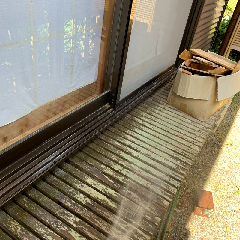 ウッドデッキにシロアリ駆除剤を散布