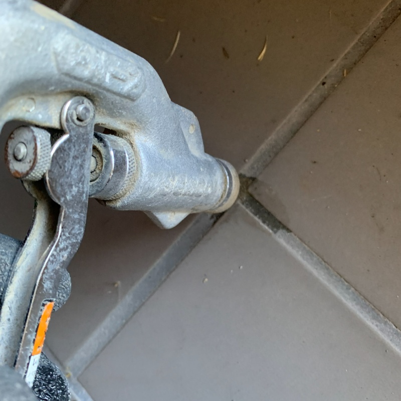 床にシロアリ駆除剤を注入