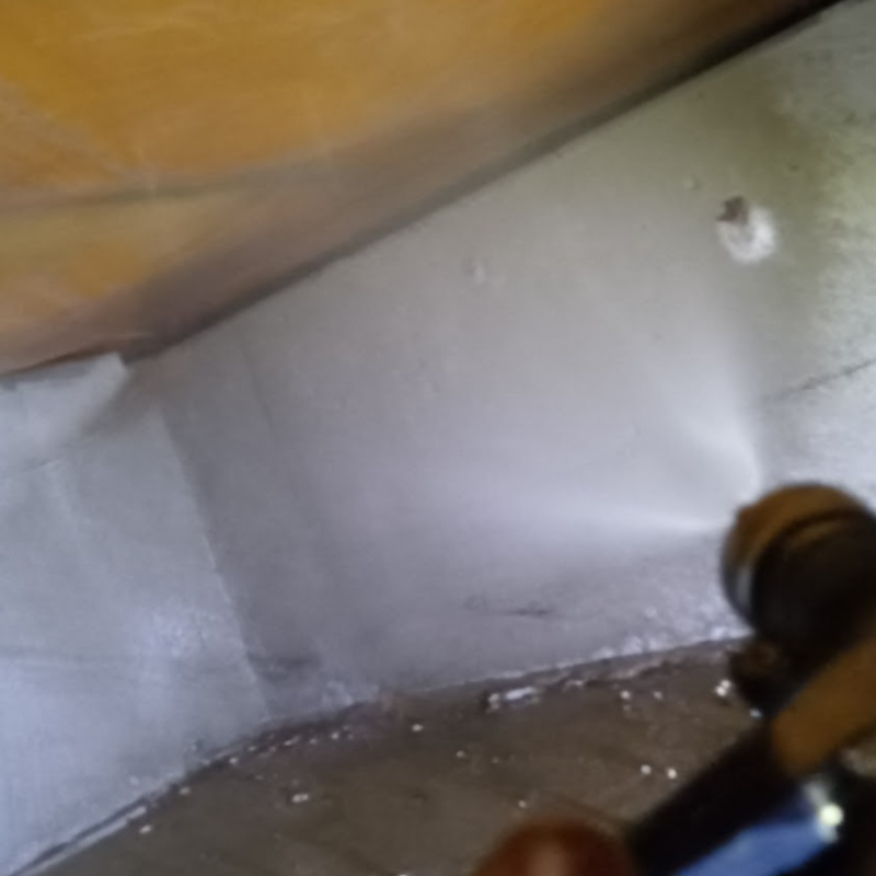 床下木材に防蟻剤を散布