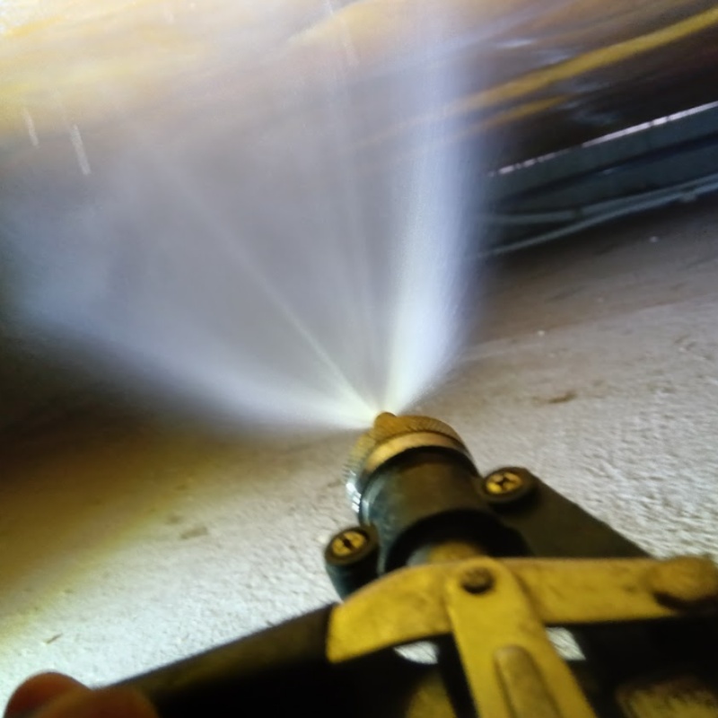 床下木材に防蟻剤を吹き付ける様子