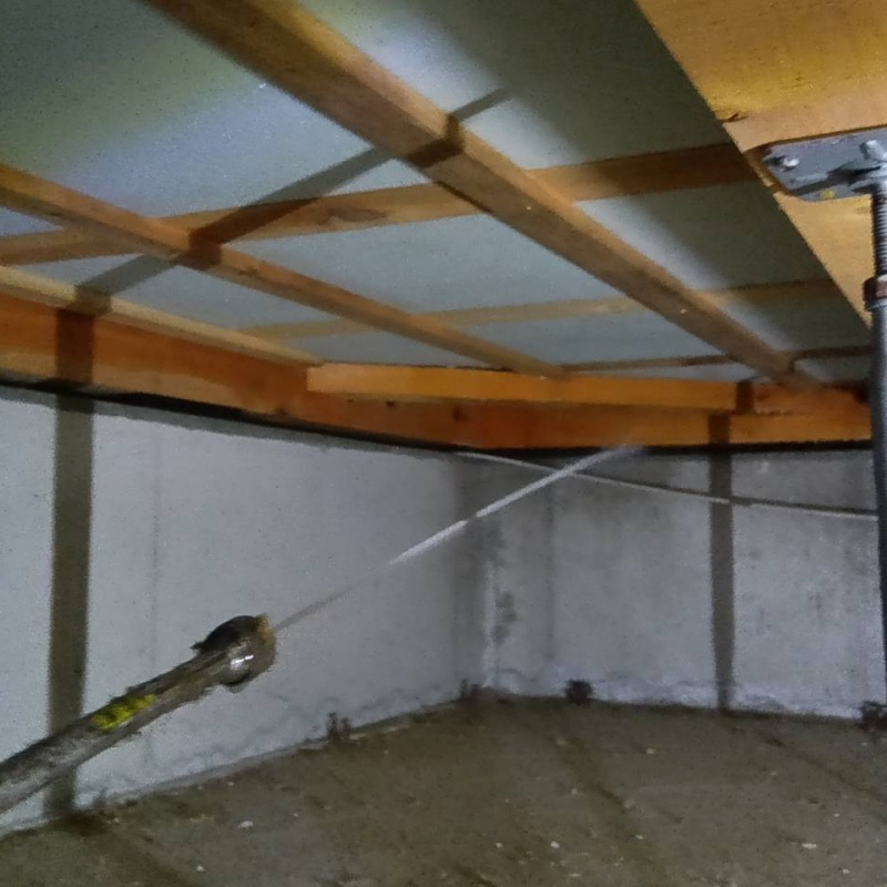 床下の木材にシロアリ駆除剤を散布