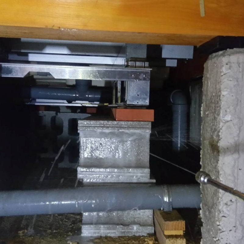 床下の地面にシロアリ駆除剤を散布