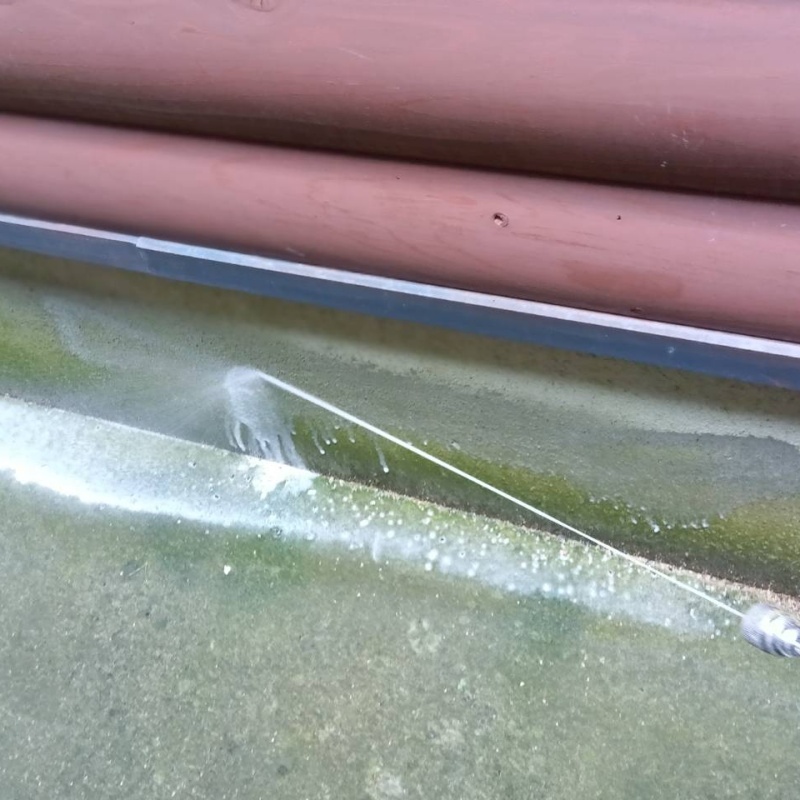 建物の外周にシロアリ駆除剤を散布