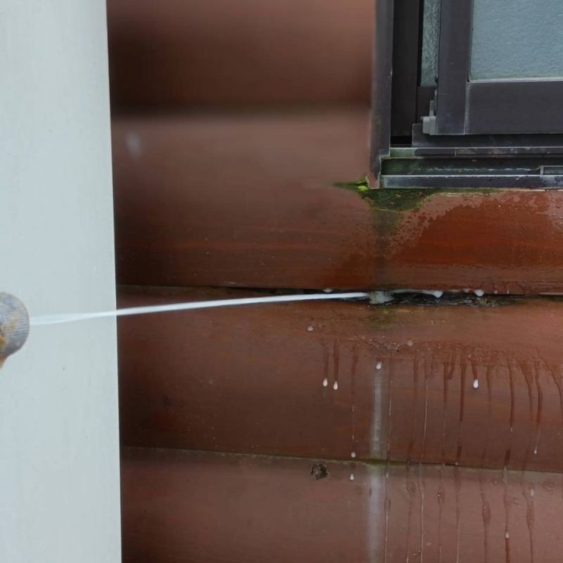 建物の外周にシロアリ駆除剤を散布