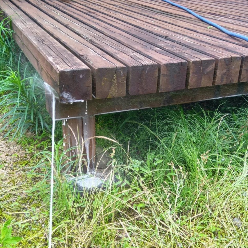 ウッドデッキにシロアリ駆除剤を散布