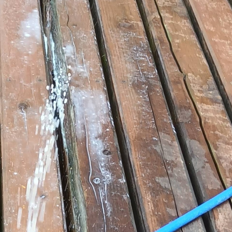 ウッドデッキにシロアリ駆除剤を散布