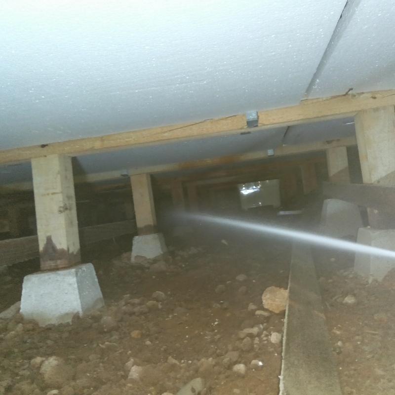 床下木材にシロアリ駆除剤を散布