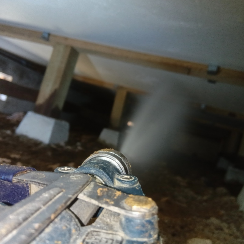 床下断熱材にシロアリ駆除剤を散布