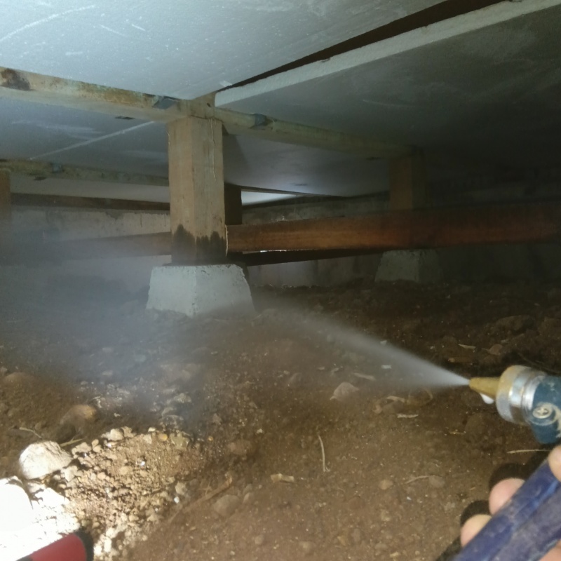 地面にシロアリ駆除剤を散布