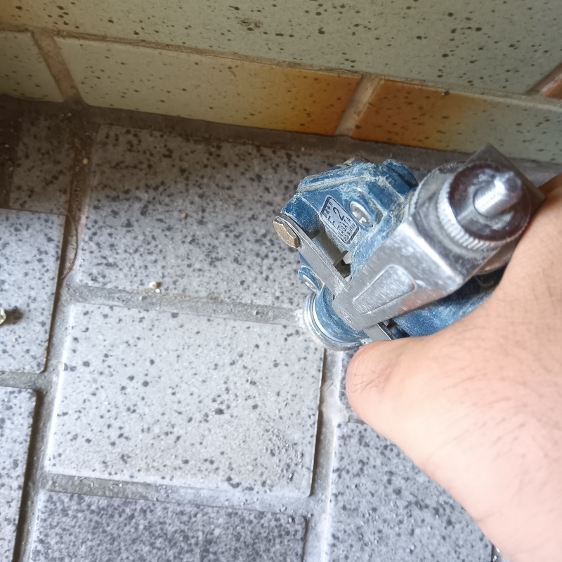 玄関床の目地からシロアリ駆除剤を注入