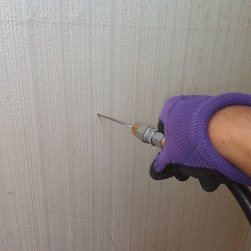 壁材に穴を開けてシロアリ駆除剤を注入