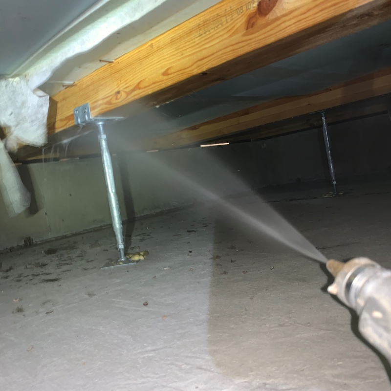 床下木材に防蟻剤を散布