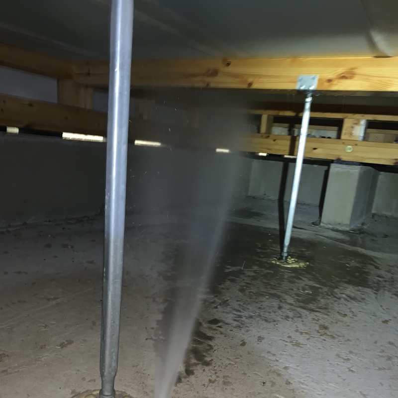 床下断熱材に防蟻剤を散布