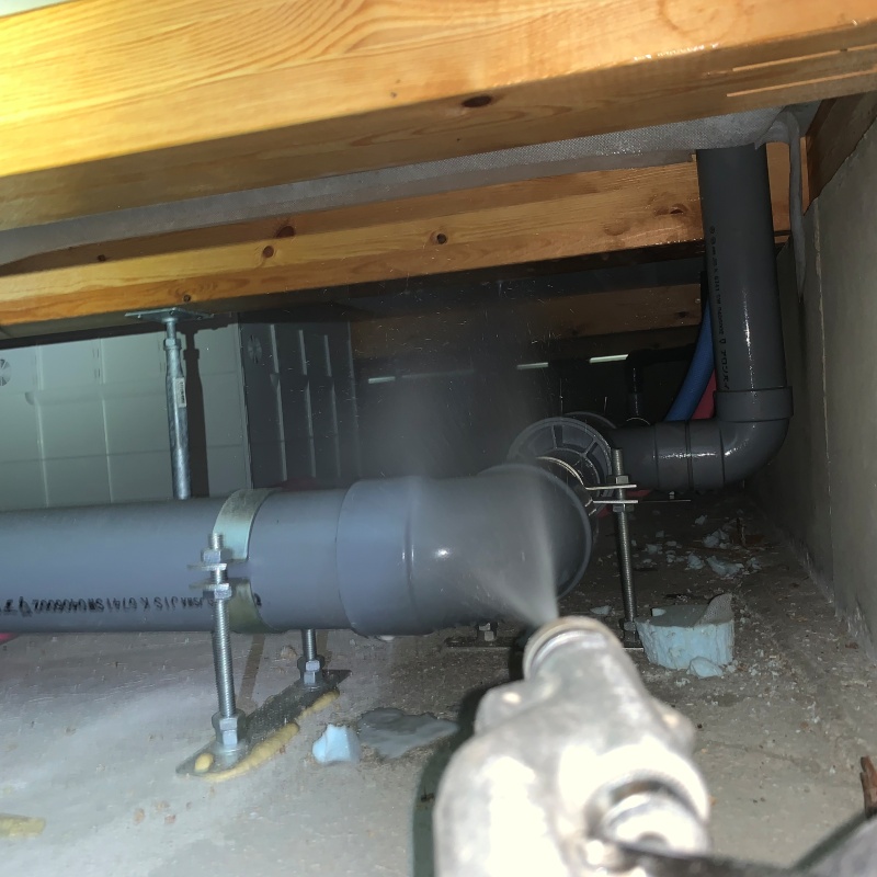 地面・基礎に防蟻剤を散布