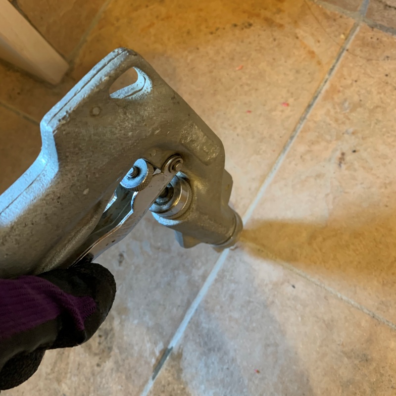 玄関床の目地から防蟻剤を注入