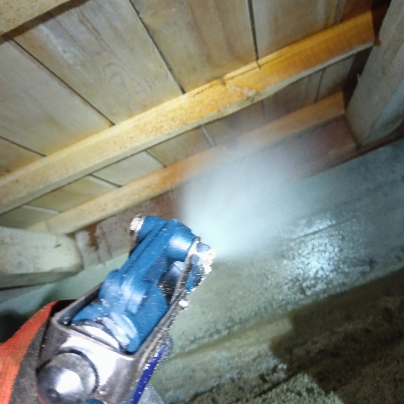 床下木材に防蟻剤を散布