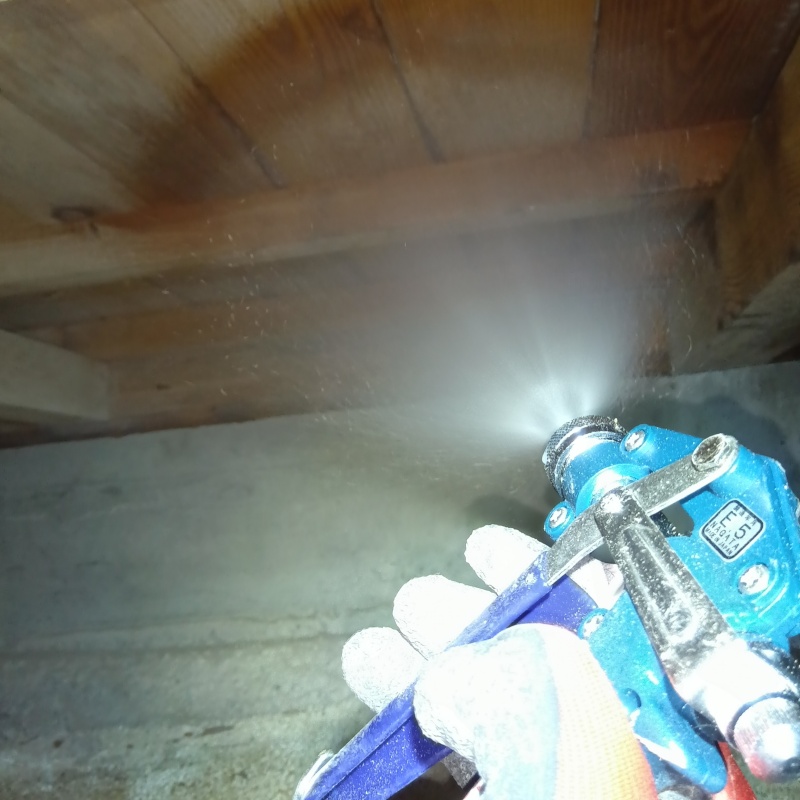 床下木材に防蟻剤を散布