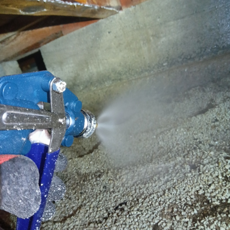 地面に防蟻剤を散布