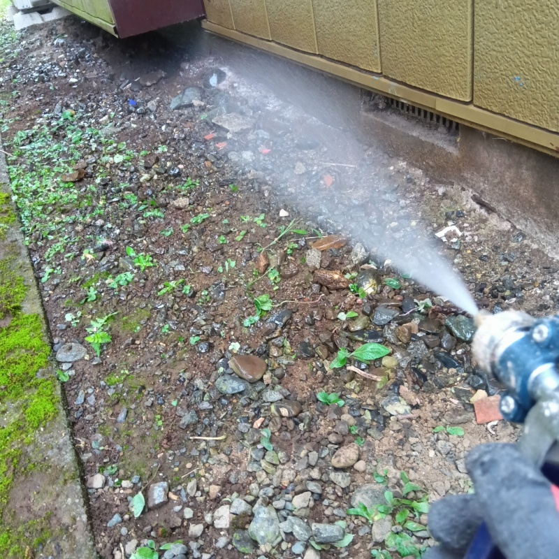建物外周の土壌に防蟻剤を散布