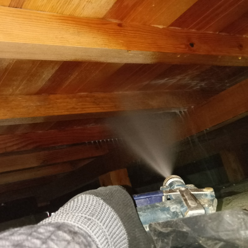 床下木材にシロアリ駆除剤を散布