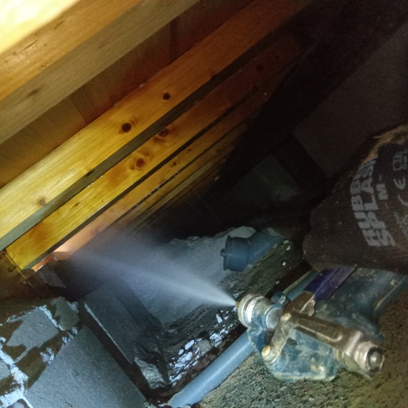 床下木材にシロアリ駆除剤を散布