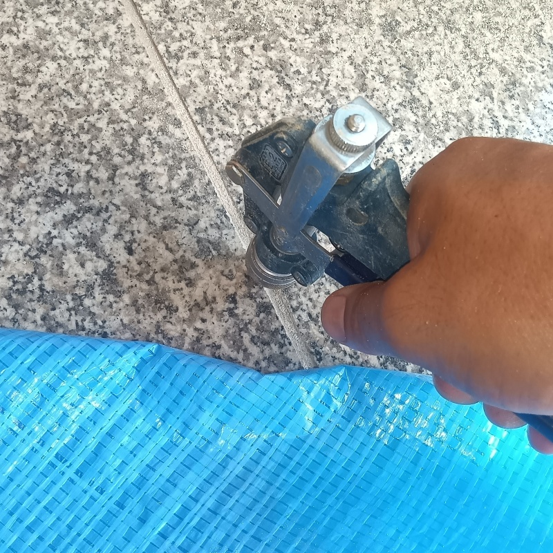 玄関床の目地からシロアリ駆除剤を注入