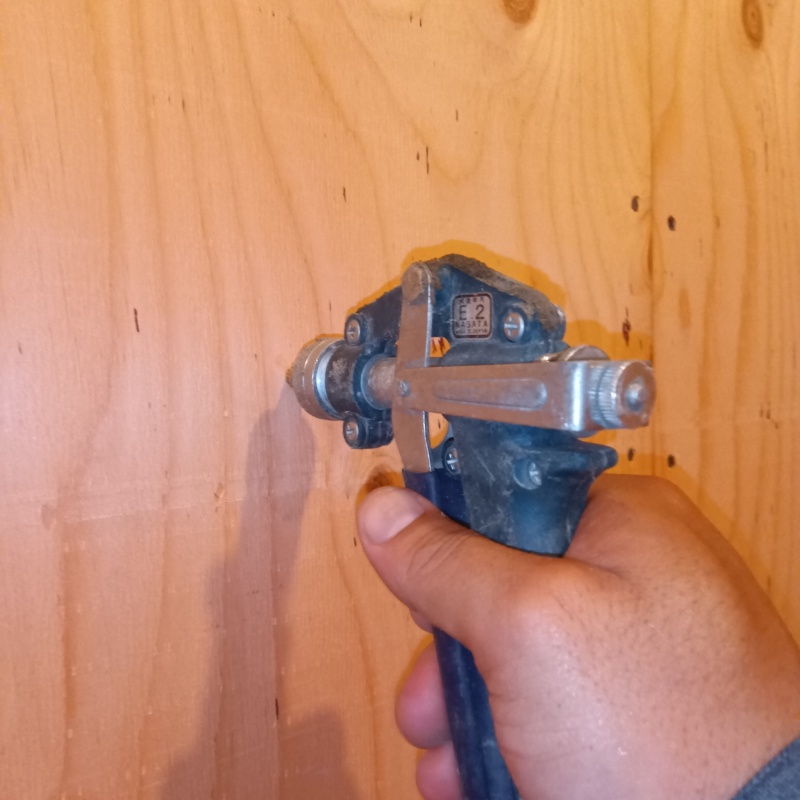 壁材に穴を開けてシロアリ駆除剤を注入