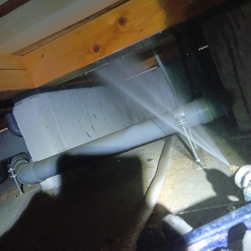 床下の木材にシロアリ駆除剤を散布