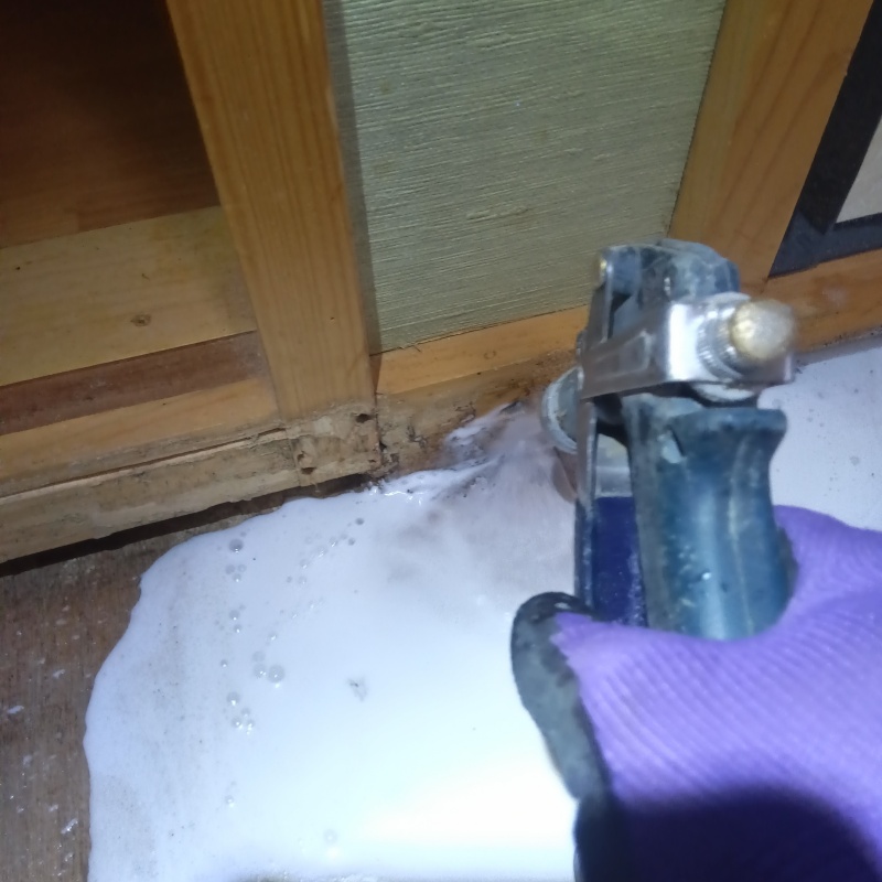 床下の地面にシロアリ駆除剤を散布