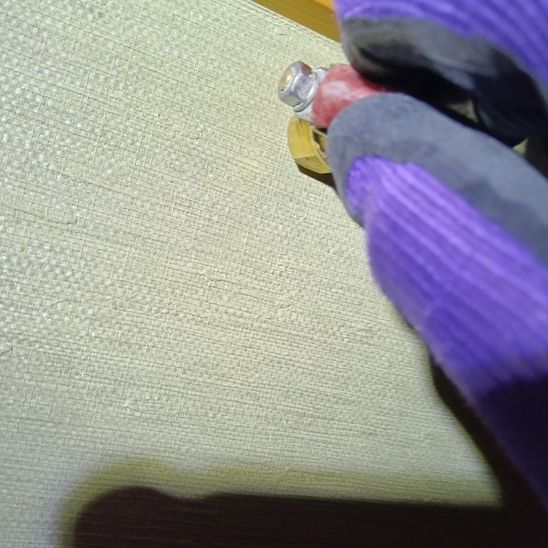 壁にシロアリ駆除剤を注入