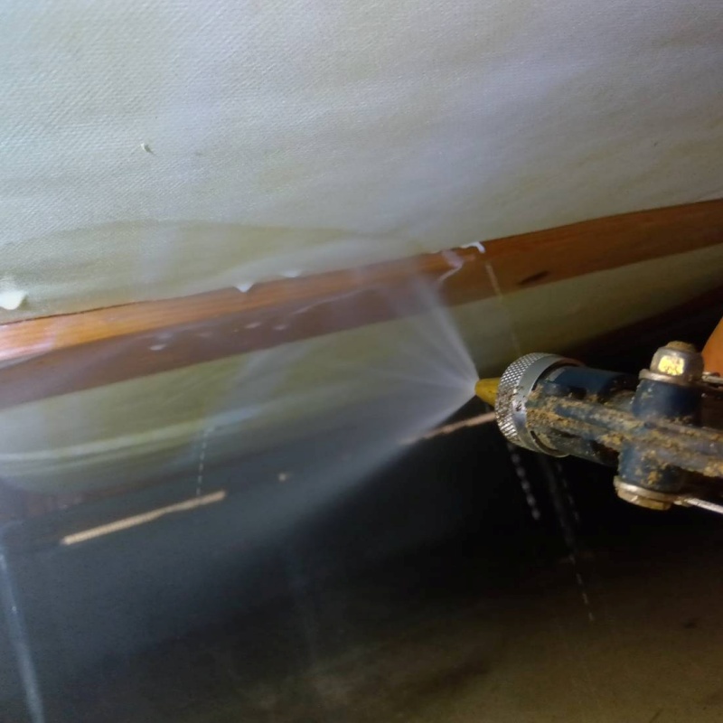 床下の木材にシロアリ駆除剤を散布