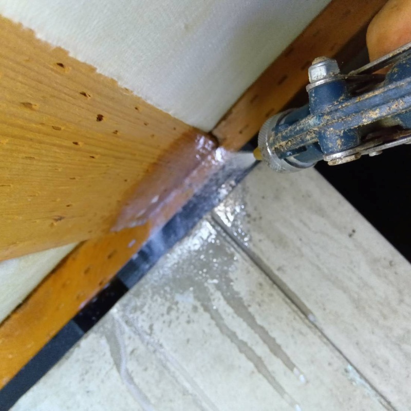 床下の木材にシロアリ駆除剤を散布