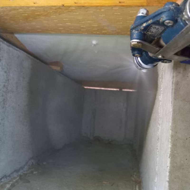 床下の地面にシロアリ駆除剤を散布