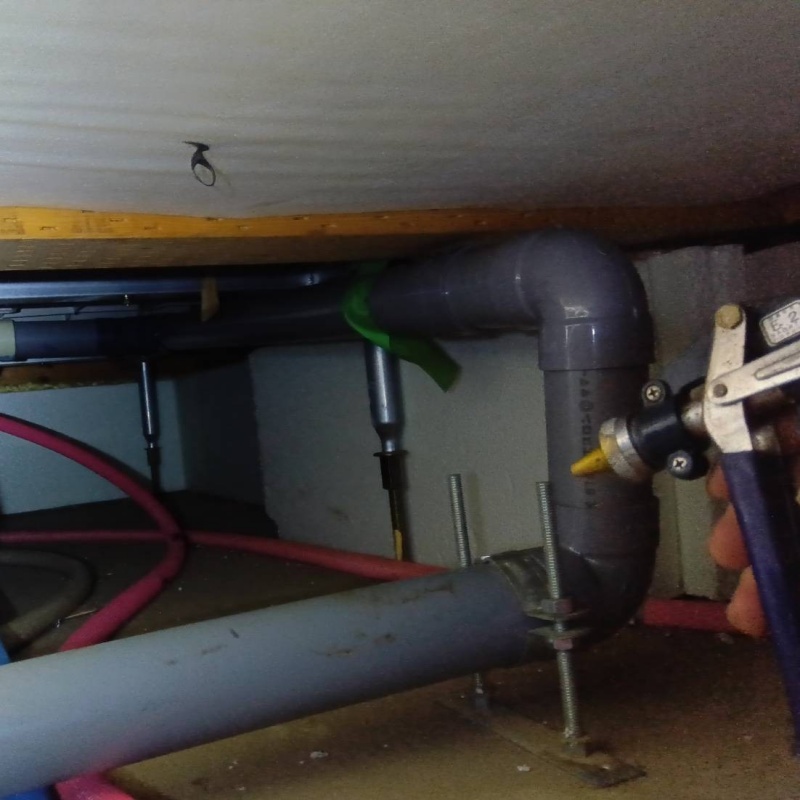 床下の地面にシロアリ駆除剤を散布