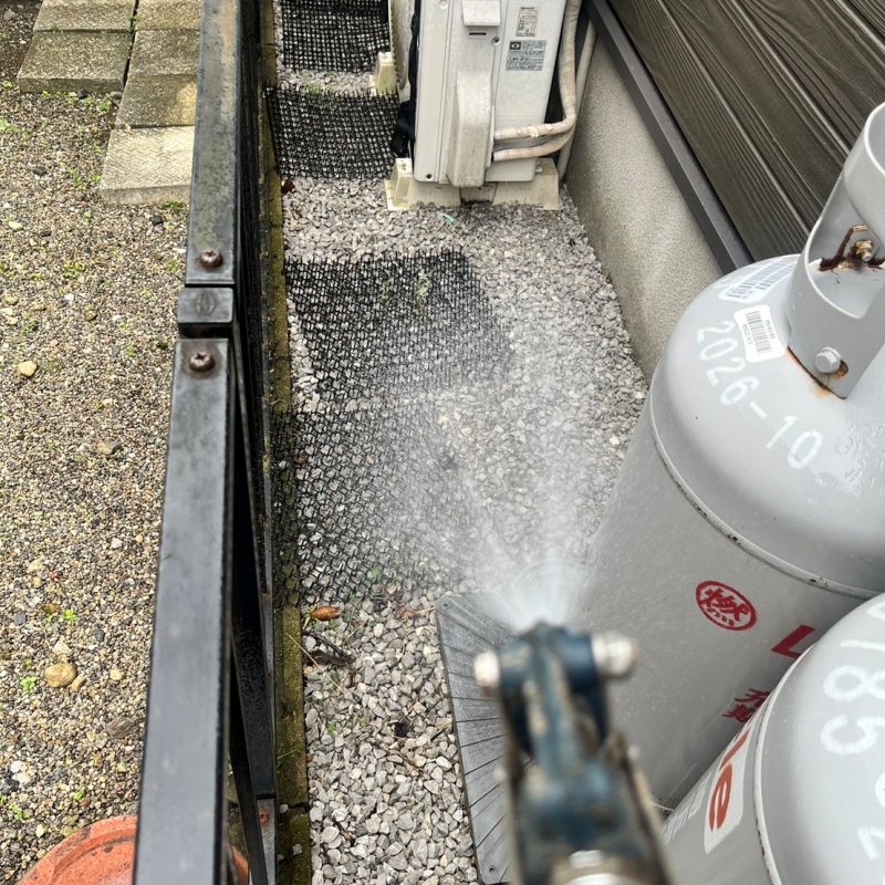 建物の外周にシロアリ駆除剤を散布