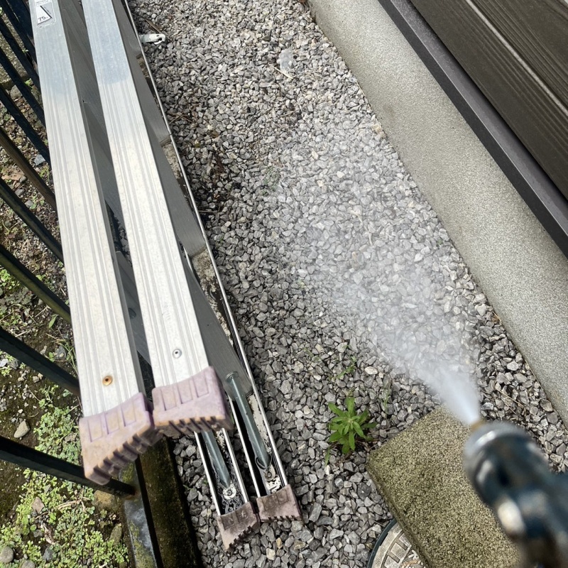 建物の外周にシロアリ駆除剤を散布