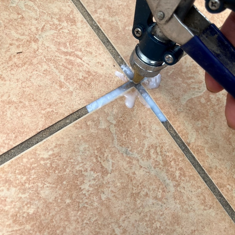 床にシロアリ駆除剤を注入