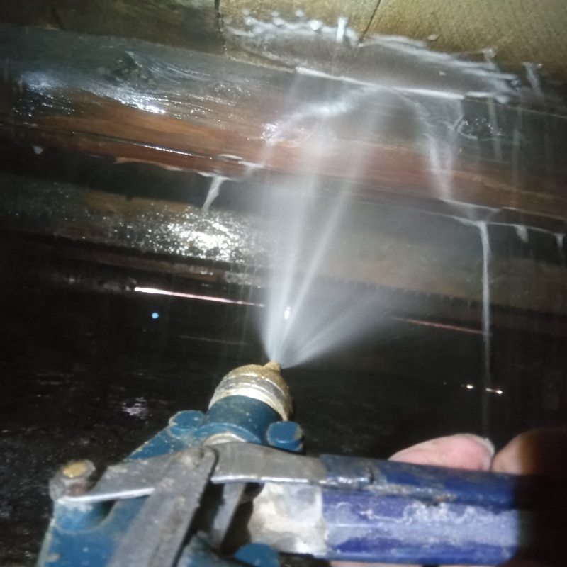 床下の木材にシロアリ駆除剤を散布