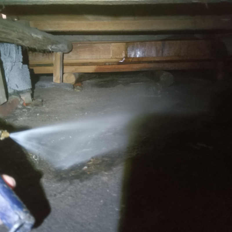 床下の地面にシロアリ駆除剤を散布